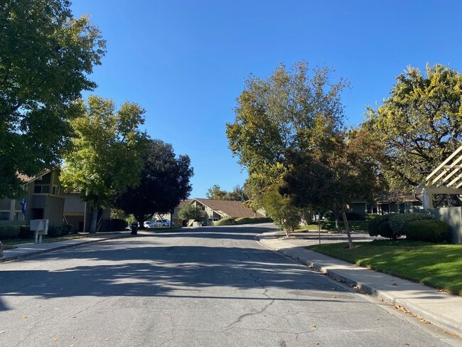 Building Photo - Must see! Beautiful upgraded condo in Thousand Oaks!