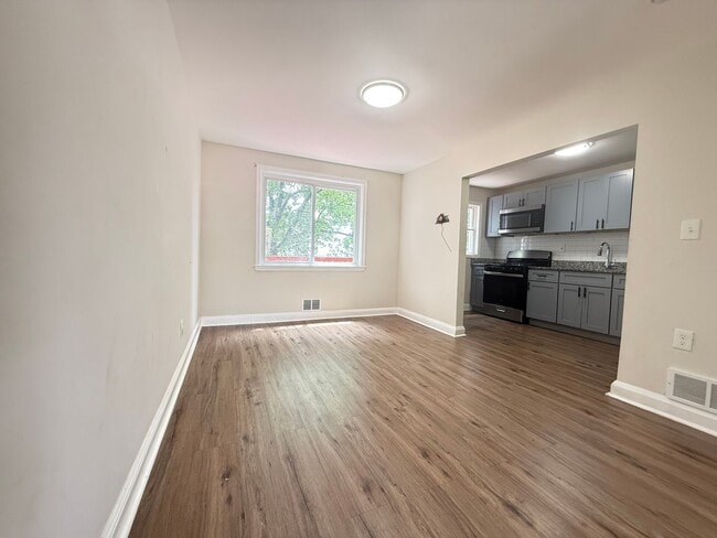 Building Photo - Four-Bedroom House in Parkville