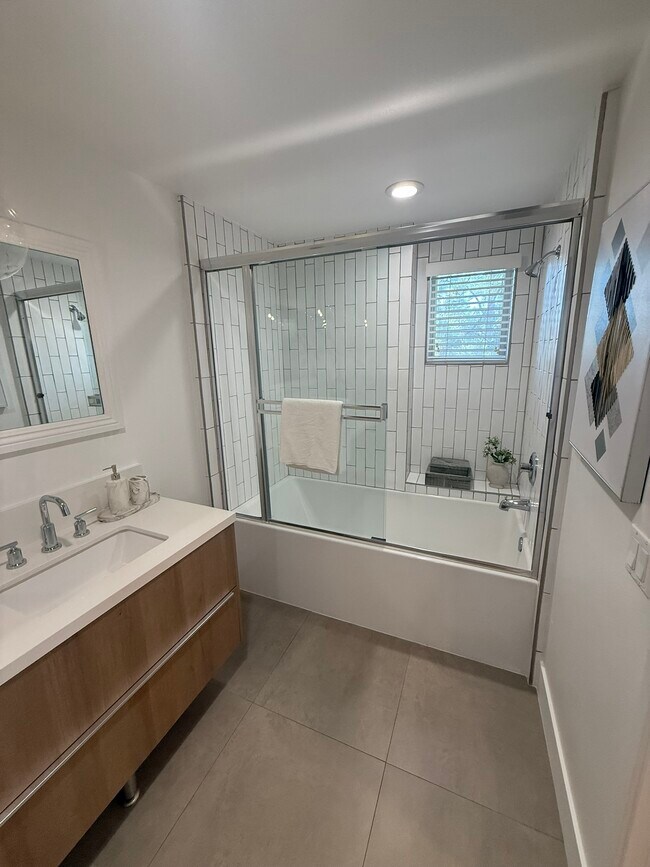 Building Photo - 239 S Marengo Ave