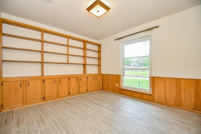 Building Photo - 3007 Broadmoor Dr