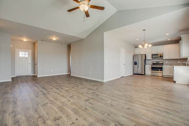 Building Photo - ***  COMING SOON!   ***  Stylish and comfo...