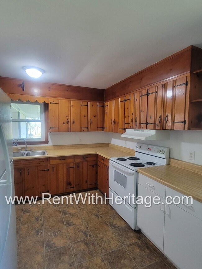 Building Photo - GRAMPA'S BUNGELOW - AWESOME BRICK RANCH WITH FULL UNFINISHED BASEMENT / GREAT LOCATION