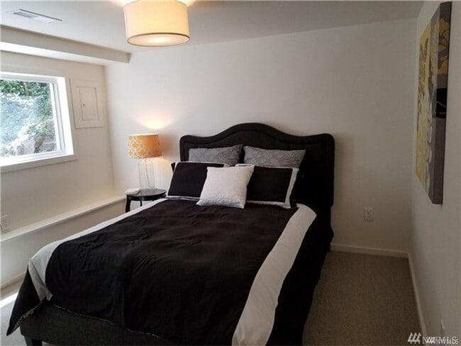 Building Photo - Bellevue 4 bedroom Home in Newport Hills!