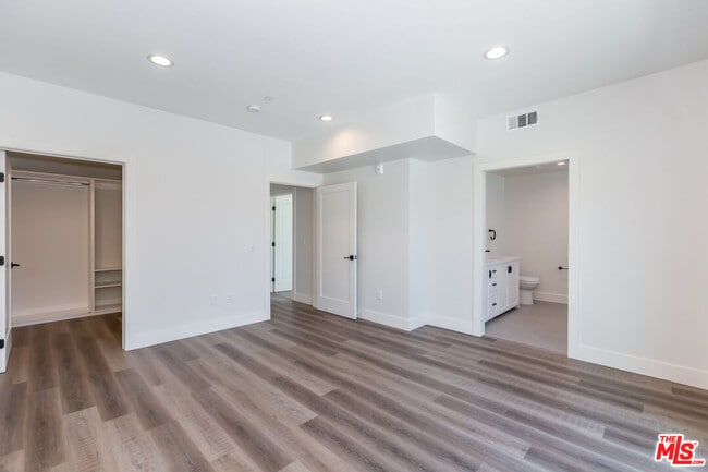Building Photo - 857 Hayworth Ave