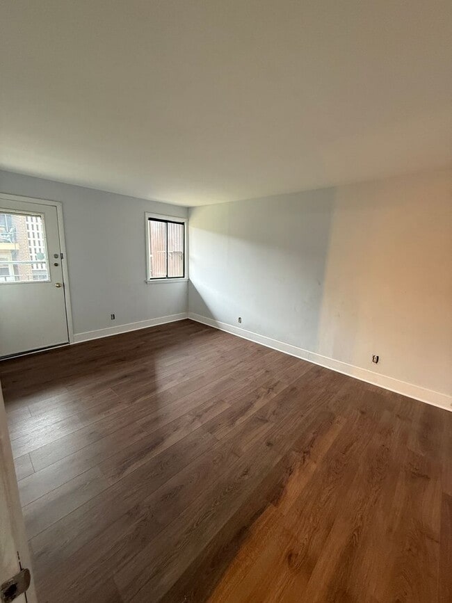 Building Photo - Cozy 2BD 1BTH beautifully updated condo in Suitland ready for move in