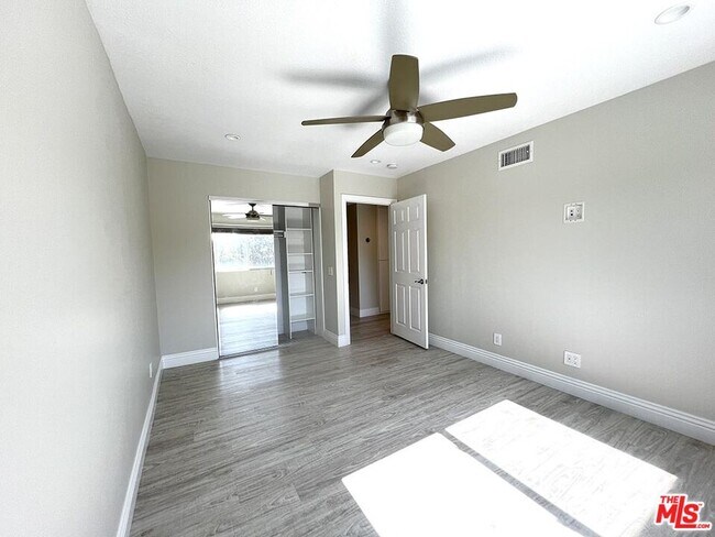 Building Photo - 10758 Cozycroft Ave