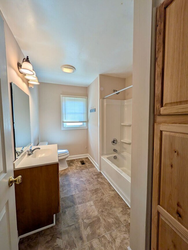 Building Photo - For Rent: Charming Country Home in Middlesex – $1,550/month