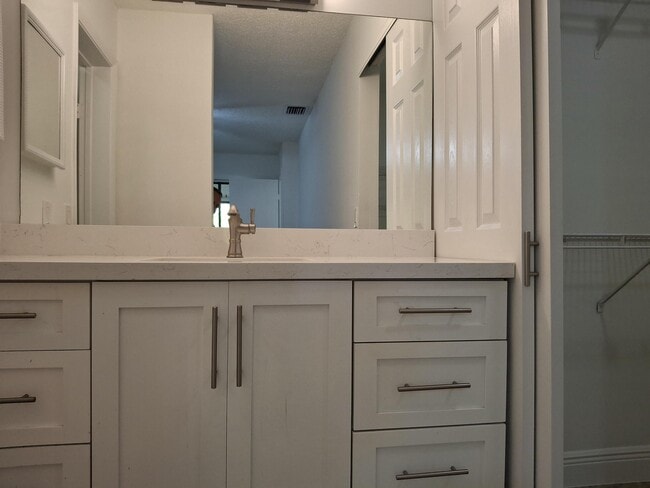 Building Photo - 4017 Carambola Cir N