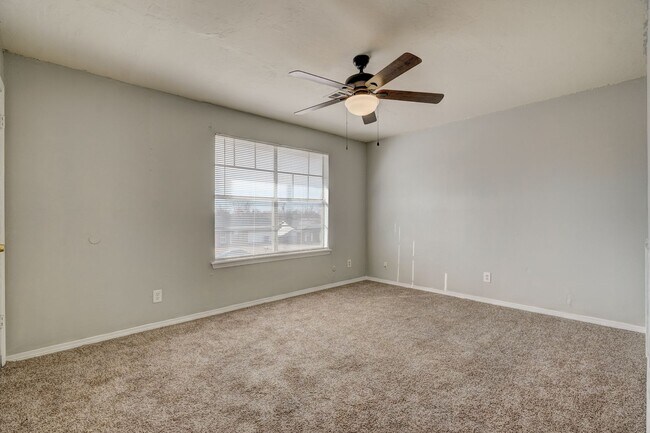 Building Photo - 4 bed 1.5 bath duplex in Midwest City