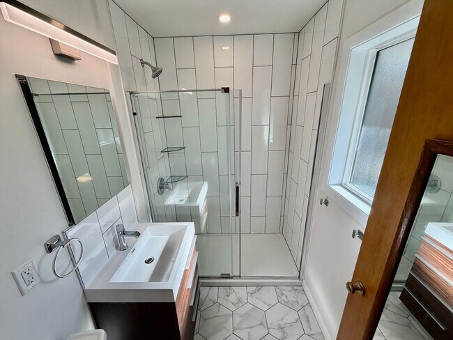 Building Photo - Spacious, Remodeled 5bd/3bath Cherry Park Home with Large Fenced Garden and Finished Basement