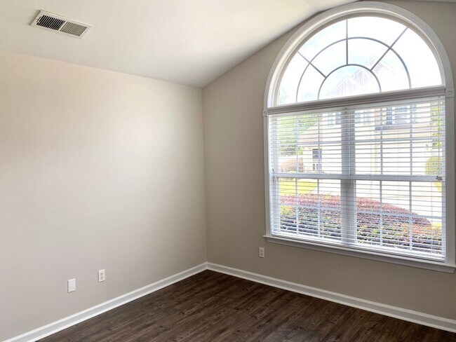 Building Photo - 302 Highland Falls Dr