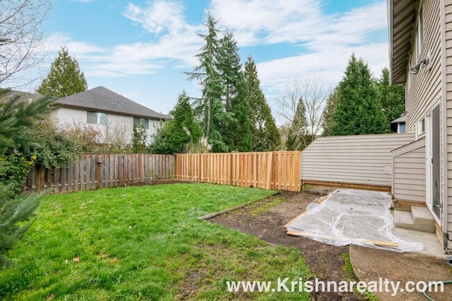 Building Photo - Charming 3 BD* 2.5 BA* Duplex **NEWLY RENOVATED** Located in Historic Orenco in the Elk Meadows C...