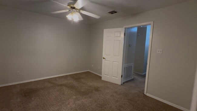 Building Photo - 408 Hidden Oaks Cir