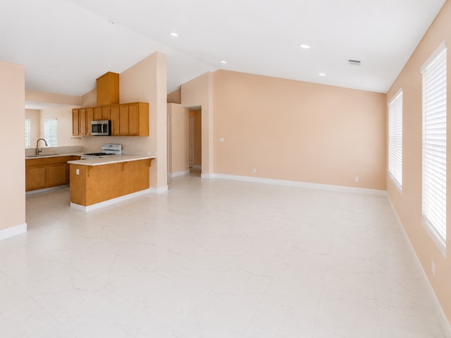 Building Photo - Coming soon! Beautiful single story home in Los banos