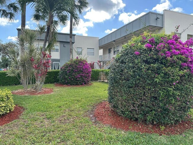 Building Photo - 548 Normandy Ln