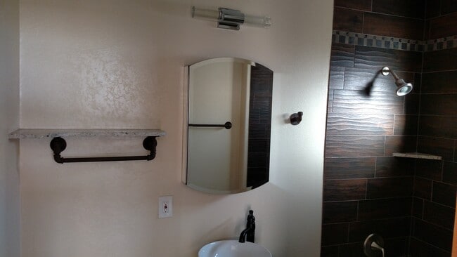 Building Photo - 225 Southlook Ave