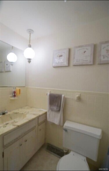 Building Photo - 225 Sunshine Dr