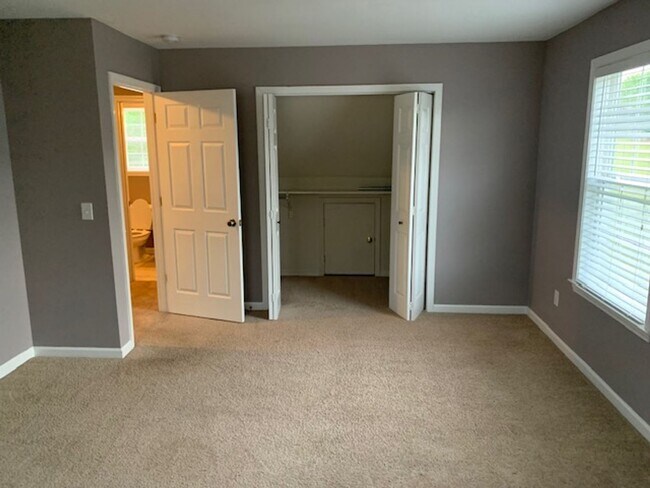 Building Photo - 2244 Dewey Dr