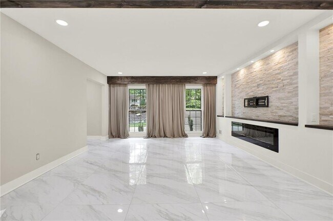 Building Photo - 3270 Brookview Dr