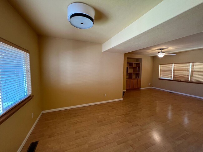 Building Photo - 3 bed 3.5 Bath with Bonus Studio Suite Above Detached Garage!