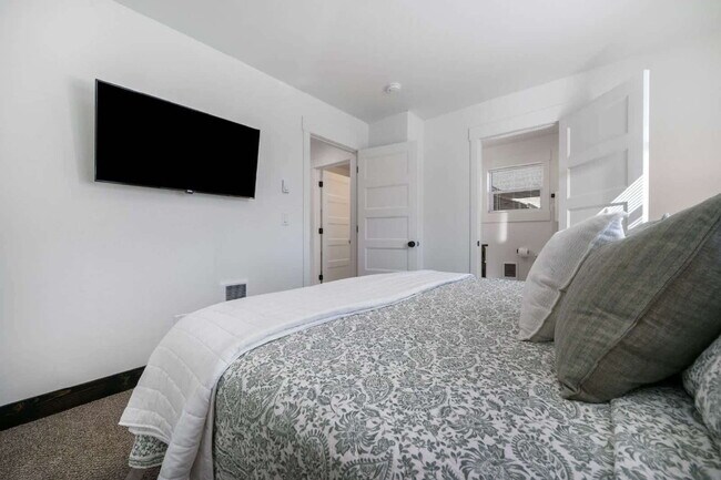 Building Photo - Downtown furnished rental w/ all utilities included (avail. Oct. thru May only)
