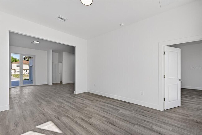 Building Photo - 511 Sweetwater Dr