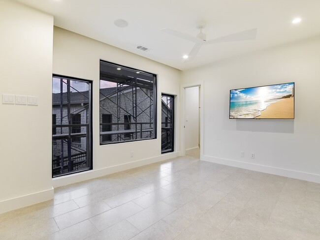Building Photo - 1400 Scenic Dr