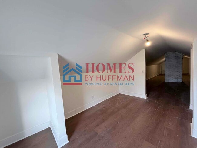 Building Photo - Three Bedroom House