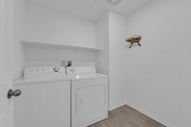 Building Photo - Don't miss out on this cozy 3-bedroom, 2-story home that's ready for you to move in!