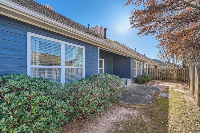 Building Photo - 1756 Hedington Ct SE