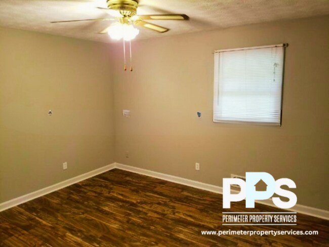 Building Photo - 6999 Knollwood Dr