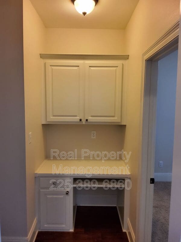 Building Photo - 10950 Hillpark Ave