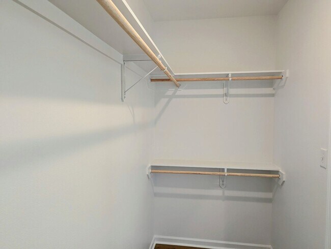 Building Photo - Welcome to Metairie Place!