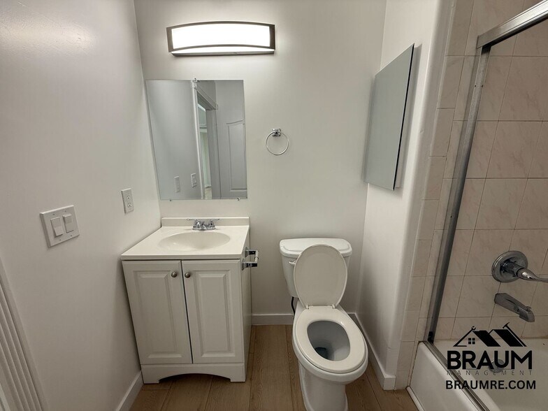Building Photo - 10849 Fruitland Dr