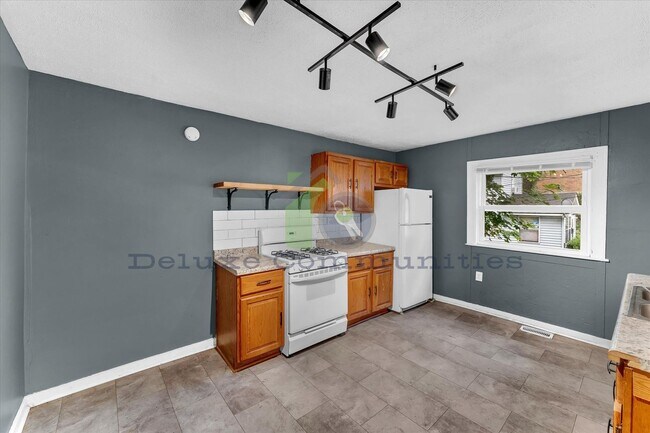 Building Photo - 636 Livingston Ave NE