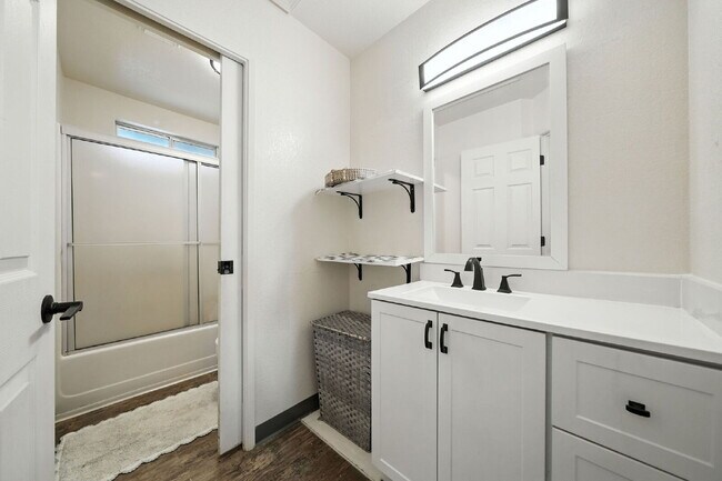 Building Photo - Adorable 2/1.5 with private back yard, ful...