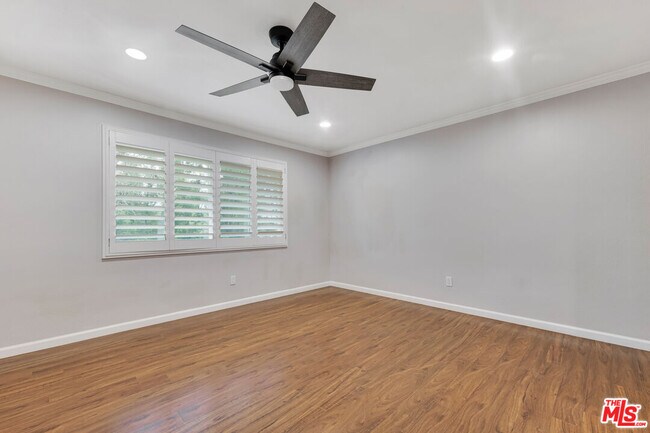 Building Photo - 11040 Salt Lake Ave