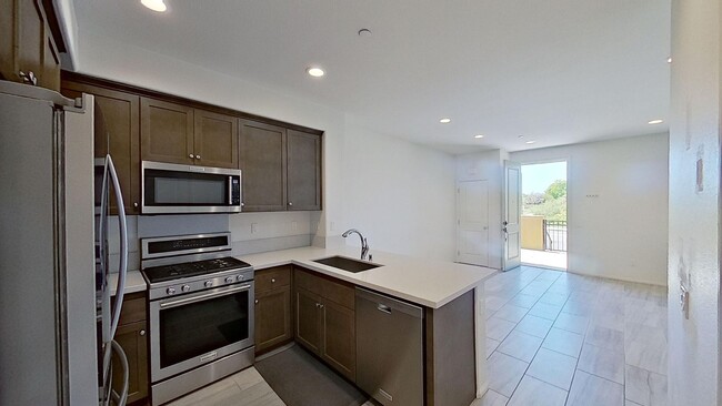 Building Photo - Large 2 Bedroom Townhome at The Village, L...