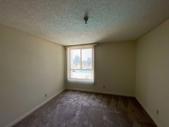 Building Photo - Spacious Condo 1 bed + 1 bath in North Hol...