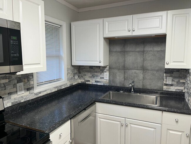 Building Photo - 2031 Wellborn Dr