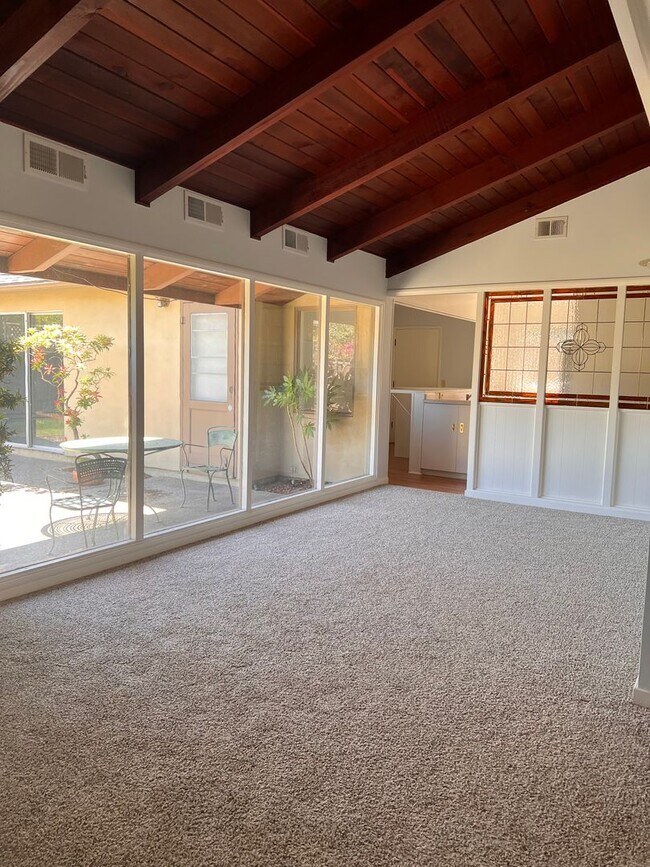 Building Photo - 4 bed 2 bath house available now!