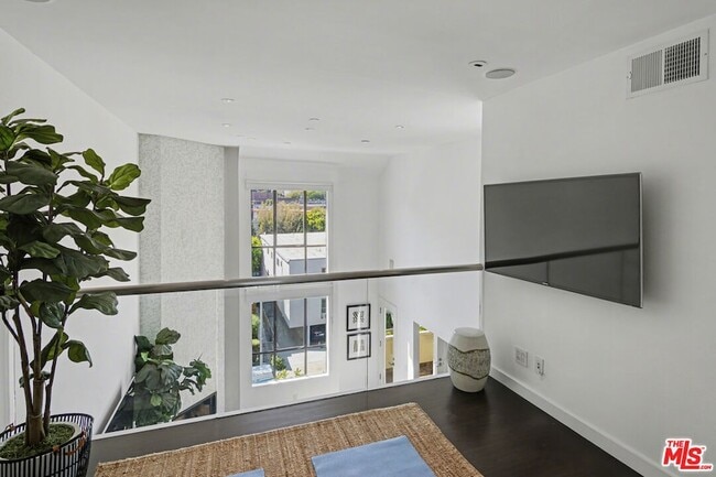 Building Photo - 720 Huntley Dr