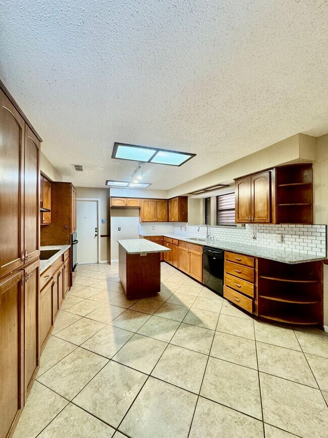Building Photo - 5909 Golden Canyon Dr