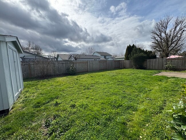 Building Photo - 3 Bedroom 2 Bath House in Bethel-Danebo