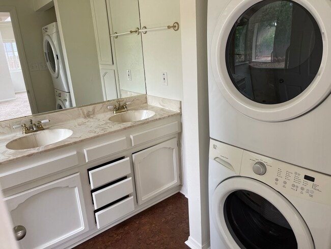 Building Photo - Charming 3 Bedroom 2 Bath Single Family Ho...