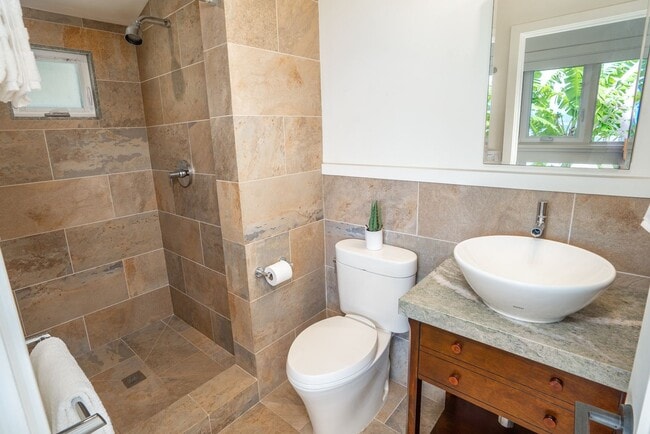 Building Photo - Beautiful Custom Built Home in Wailuku Heights, 2 Bed/3 Bath with Flex Room, Magnificent Ocean/Mo...