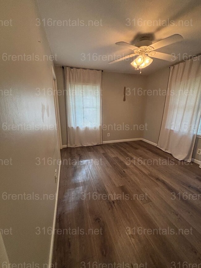 Building Photo - 3 bed 1 1/2 bath house available Now!!