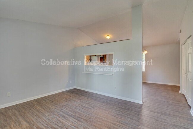 Building Photo - 128 Pointe S Dr