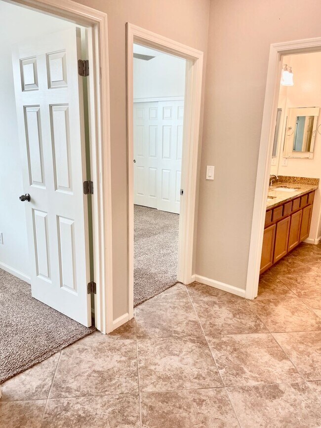 Building Photo - 5 Bedroom/3 Bath Home in Chandler!