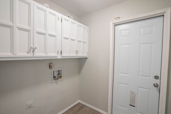 Building Photo - Gorgeous 3 Bedroom Remodel, BA Schools!